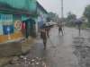 नाली से निकल कर सड़क व घरों में पट गई गंदगी 