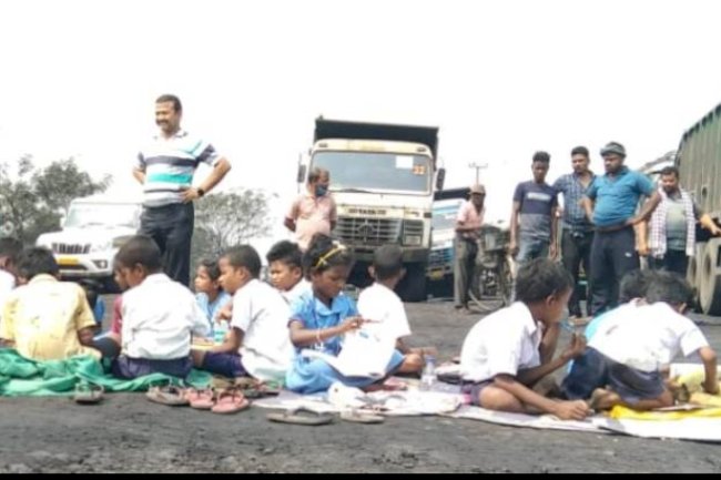 विद्यार्थीयो ने मांग पूरी करने के लिए सड़क पर कक्षा लगाई 