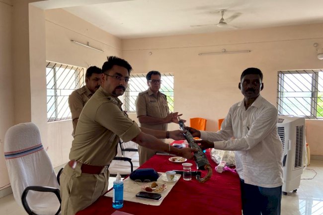 दो पुलिस कर्मियों को दी गई विदाई 