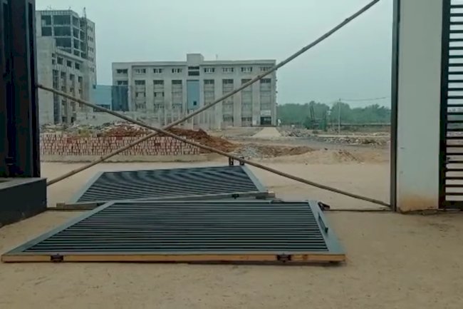 स्कूल के मुख्य द्वार में दबकर दो सुरक्षाकर्मीयो की मौत