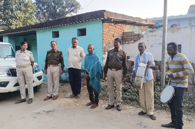 चार फरार अपराधियों के घर लगा पुलिस का नोटिस