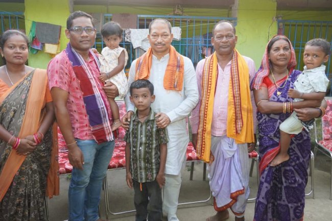 राउरकेला के एस आई राज्य लोक सेवा आयोग में 131 वीं रैंक से उत्तीर्ण