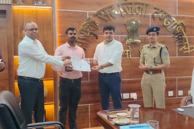 सड़क दुर्घटना में घायलो की मदद करने वालो को सम्मानित किया गया 