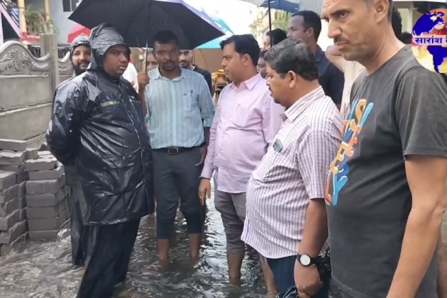 विधायक ने पानी में घुस कर डूबे इलाके का किया दौरा